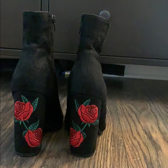 Black heeled booties with rose detailing - Picture 2 of 4